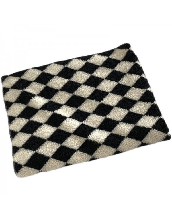 Ins net red black and white checkerboard contrast small blanket simple fashion office nap blanket warm in autumn and winter
